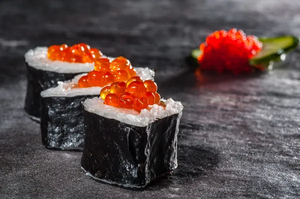 Rolos com salmão e camarão — Fotografia de Stock