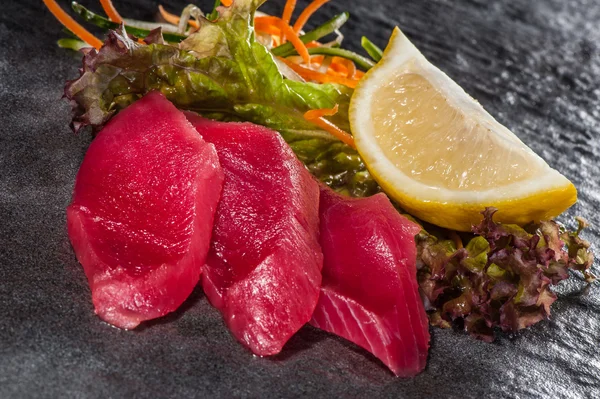 Kırmızı ton balığı dilimleri