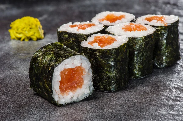 Rouleaux Maki au saumon fumé — Photo
