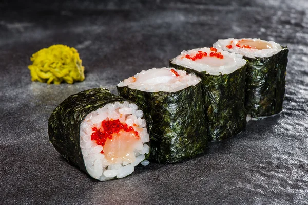 Rouleaux de maki chauds avec pétoncles — Photo