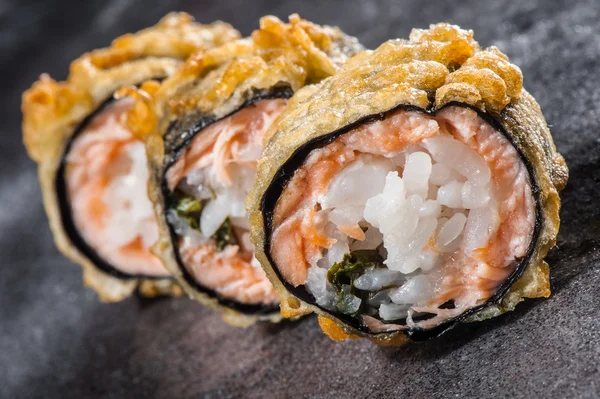 tempura somon ve tarak ile rulo