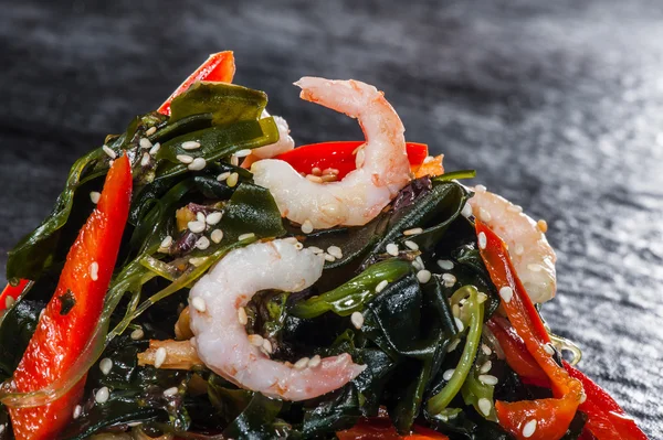 Japansk sallad med Gravad lax och räkor — Stockfoto