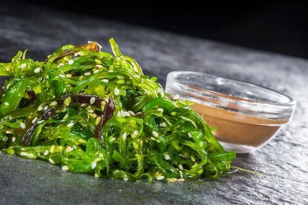 Deniz yosunu ile Japon salatası - Stok İmaj