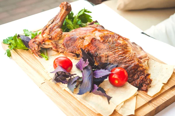 Gigot with fresh tomatos and basil — Stock Photo, Image