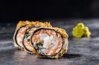 tempura somon ve tarak ile rulo