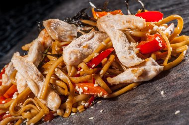 Udon erişte ile tavuk