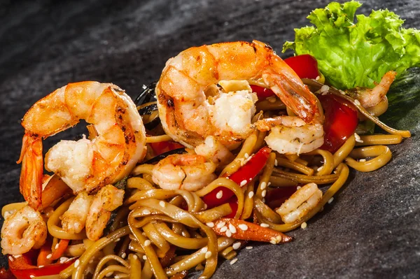 Udon noodles with prawns — Stock Photo, Image