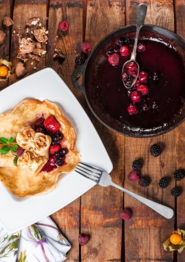 berry reçelli krep rulo