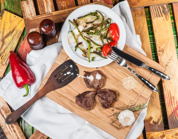 Gebakken pittige vlees met gegrilde groenten — Stockfoto