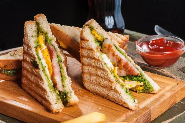 Grilled sandwiches with chicken and egg — Stock Photo, Image