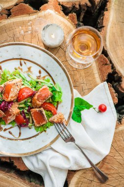 Taze salata marul ve kızarmış som balığı