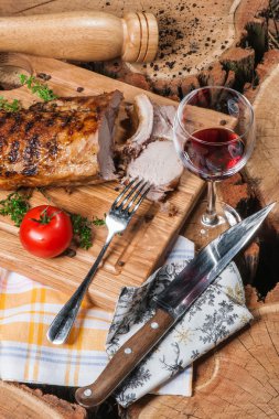 ahşap tahta üzerinde ızgara kuzu