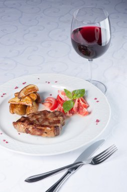 domates salatası ile ızgara et