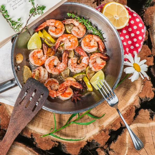 Grote garnalen in een pan — Stockfoto