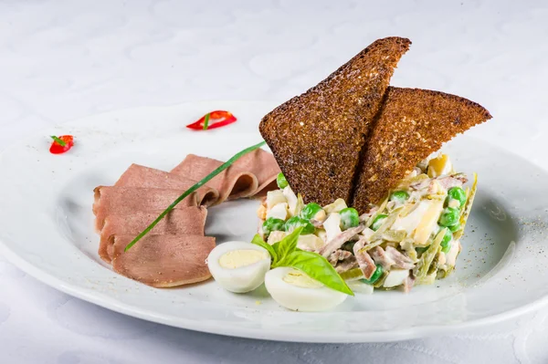 Kalvkött tunga med sallad — Stockfoto