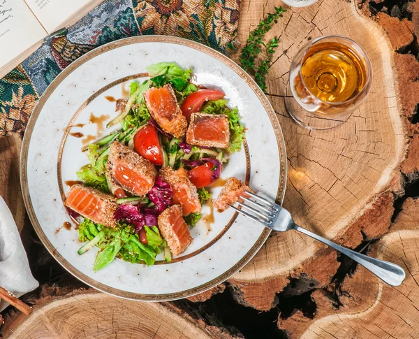 Salada fresca com alface e salmão frito — Fotografia de Stock