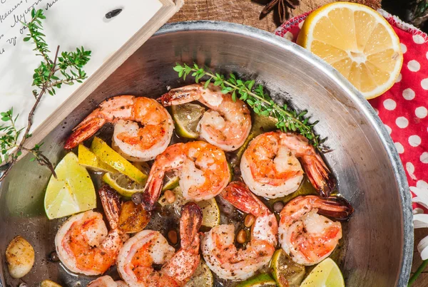 Big shrimps in a pan — Stock Photo, Image