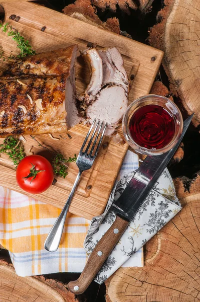 Cordero a la parrilla sobre tabla de madera —  Fotos de Stock