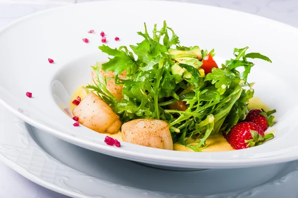 Warm salad with scallop — Stock Photo, Image