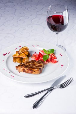 domates salatası ile ızgara et
