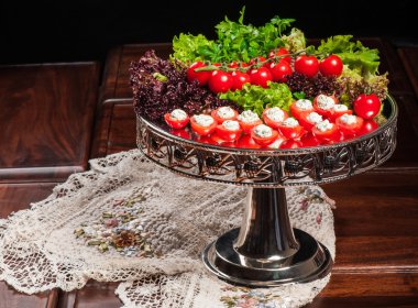 domates peynir ile doldurulmuş