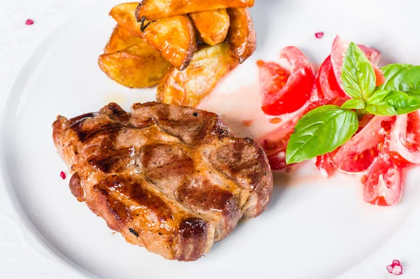 Carne a la parrilla con ensalada de tomate —  Fotos de Stock