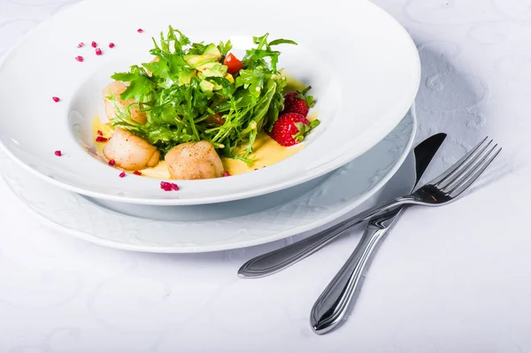 Warm salad with scallop — Stock Photo, Image
