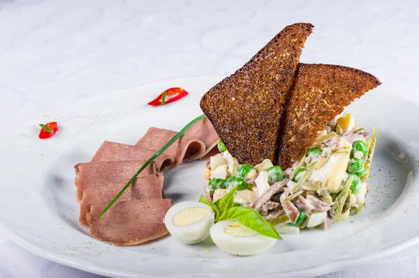 Langue de veau avec salade — Photo