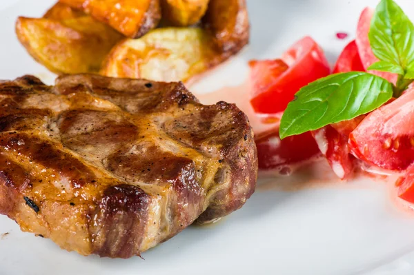 Grilled meat with tomato salad — Stock Photo, Image