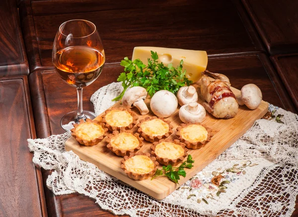 Tartlets gevuld met gebakken patrijs — Stockfoto