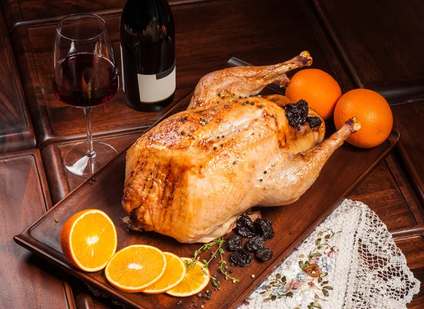 Pollo a la parrilla relleno con ciruelas pasas y naranja — Foto de Stock