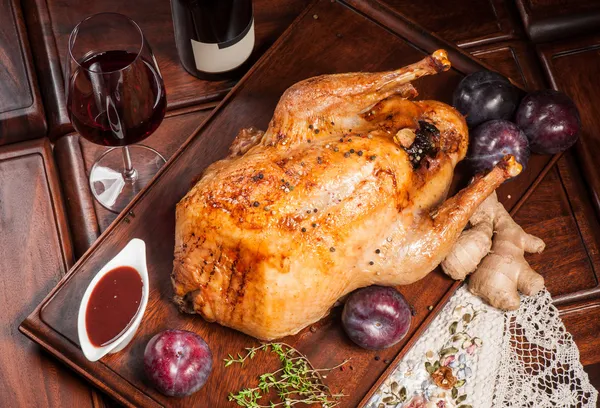 Pollo a la parrilla relleno de ciruelas grandes y jengibre —  Fotos de Stock