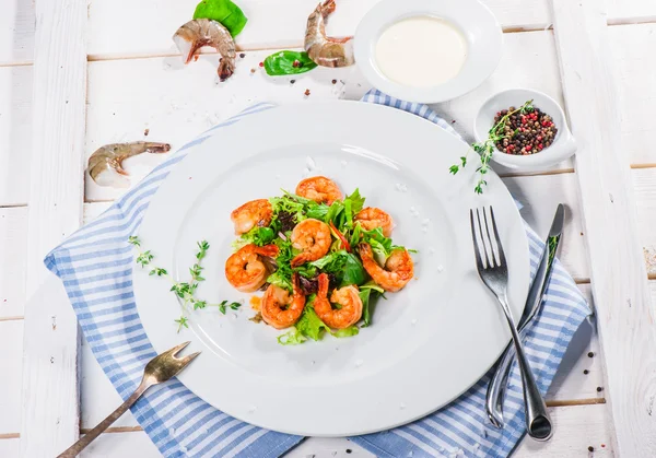 Grote garnalen met sla bladeren — Stockfoto