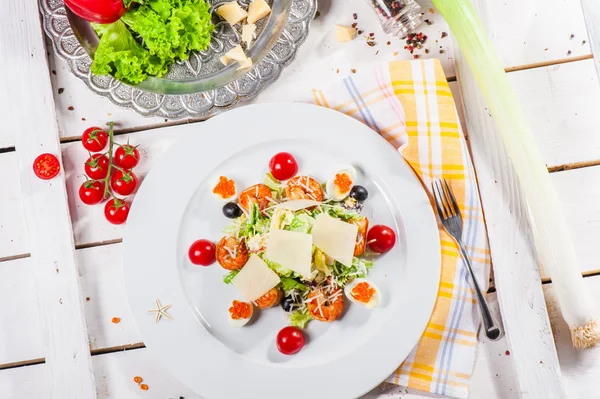 Ensalada con huevos y camarones —  Fotos de Stock