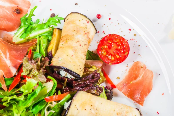 Свежий салат с баклажанами и беконом — стоковое фото