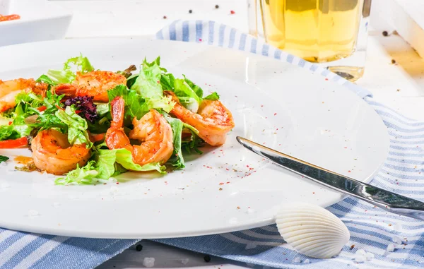 Camarones con cerveza —  Fotos de Stock