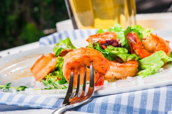 Shrimps with beer — Stock Photo, Image