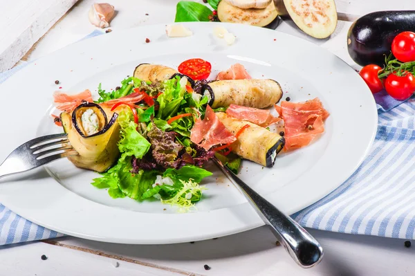 Frischer Salat mit Auberginen und Speck — Stockfoto