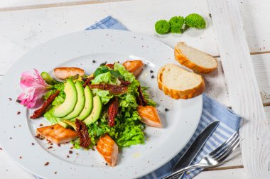 Kızarmış som balığı salatası