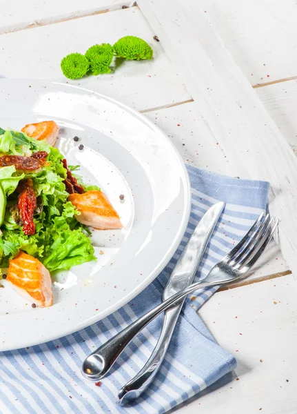 Salad with fried salmon — Stock Photo, Image