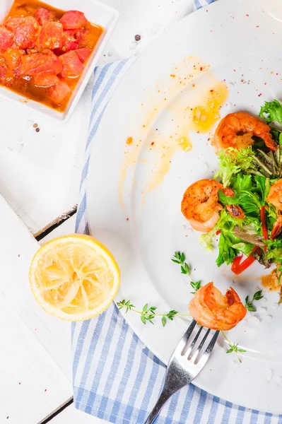 Garnelen mit Salatblättern — Stockfoto