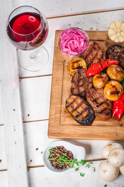 Trozos de carne a la parrilla y verduras diferentes —  Fotos de Stock