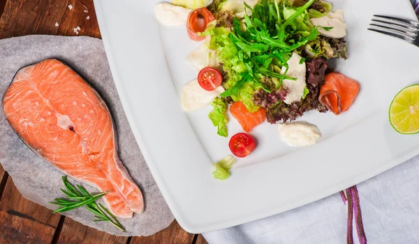 Ensalada fresca con salmón —  Fotos de Stock