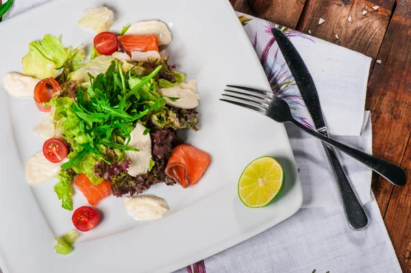 Свежий салат с лососем — стоковое фото