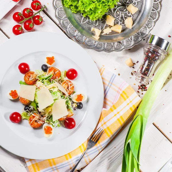 Salat mit Eiern und Garnelen — Stockfoto