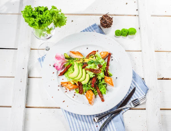 Salat mit gebratenem Lachs — Stockfoto