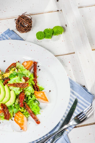 Salad with fried salmon — Stock Photo, Image