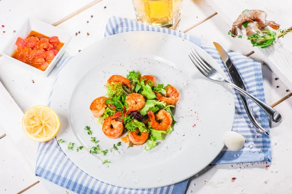 Scampi's met bier — Stockfoto