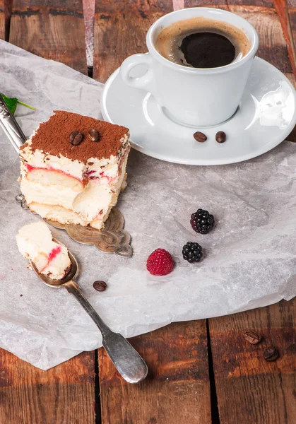 Tiramisu-Kuchen mit frischer Minze — Stockfoto