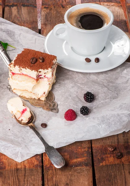 Tarta de tiramisú con menta fresca — Foto de Stock